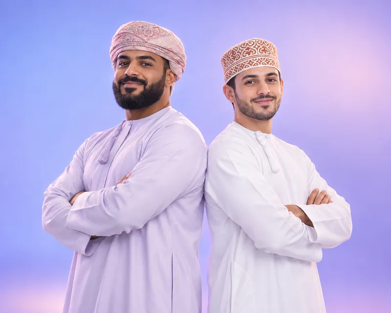 شابان عُمانيان يقفان ظهرًا لظهر